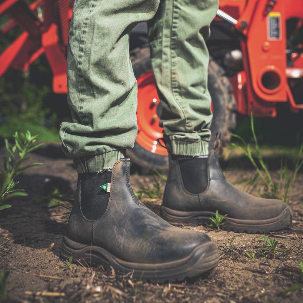 Laceless shop safety boots